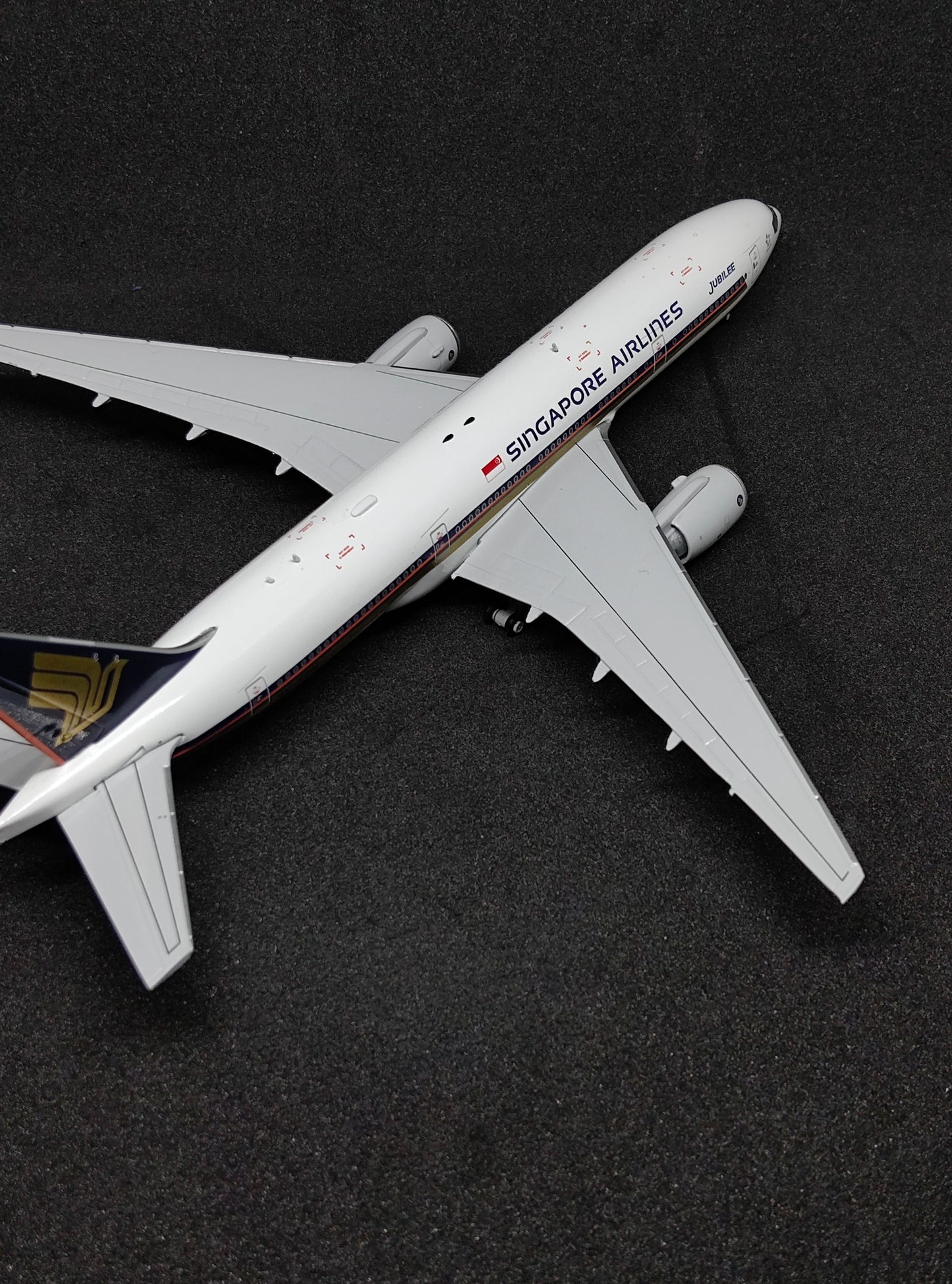 Singapore Airlines Boeing B777-200ER 9V-SRN Diecast Scale Model JCWings