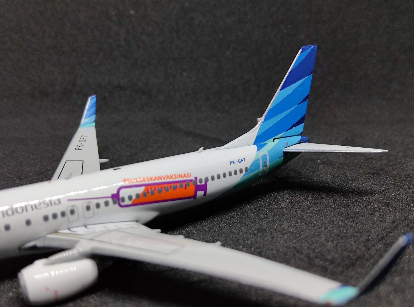 Garuda Indonesia Boeing B737-800 PK-GFT (#SukseskanVaksinasi Livery) 1/400 Diecast Scale Model Phoenix