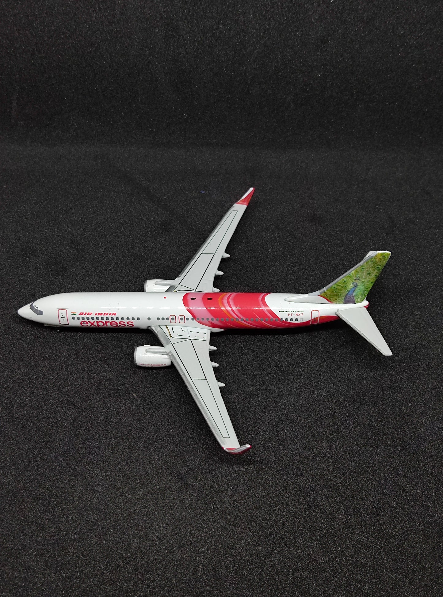 എയർ ഇന്ത്യ എക്സ്പ്രസ് ബോയിംഗ് 737-800 VT-AXT (Stork & Peacock) 1/400 സ്കെയിൽ ഡൈകാസ്റ്റ് മോഡൽ ബ്രാൻഡ് ഫീനിക്സ്