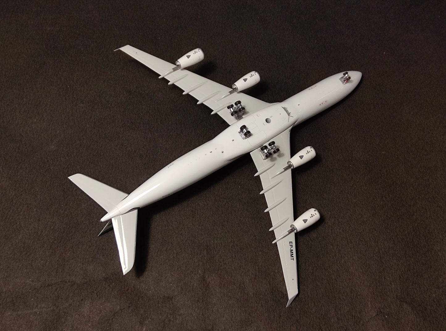 Mahan Air Airbus A340-300 EP-MMT 1/400 Diecast Scale Model Phoenix Models