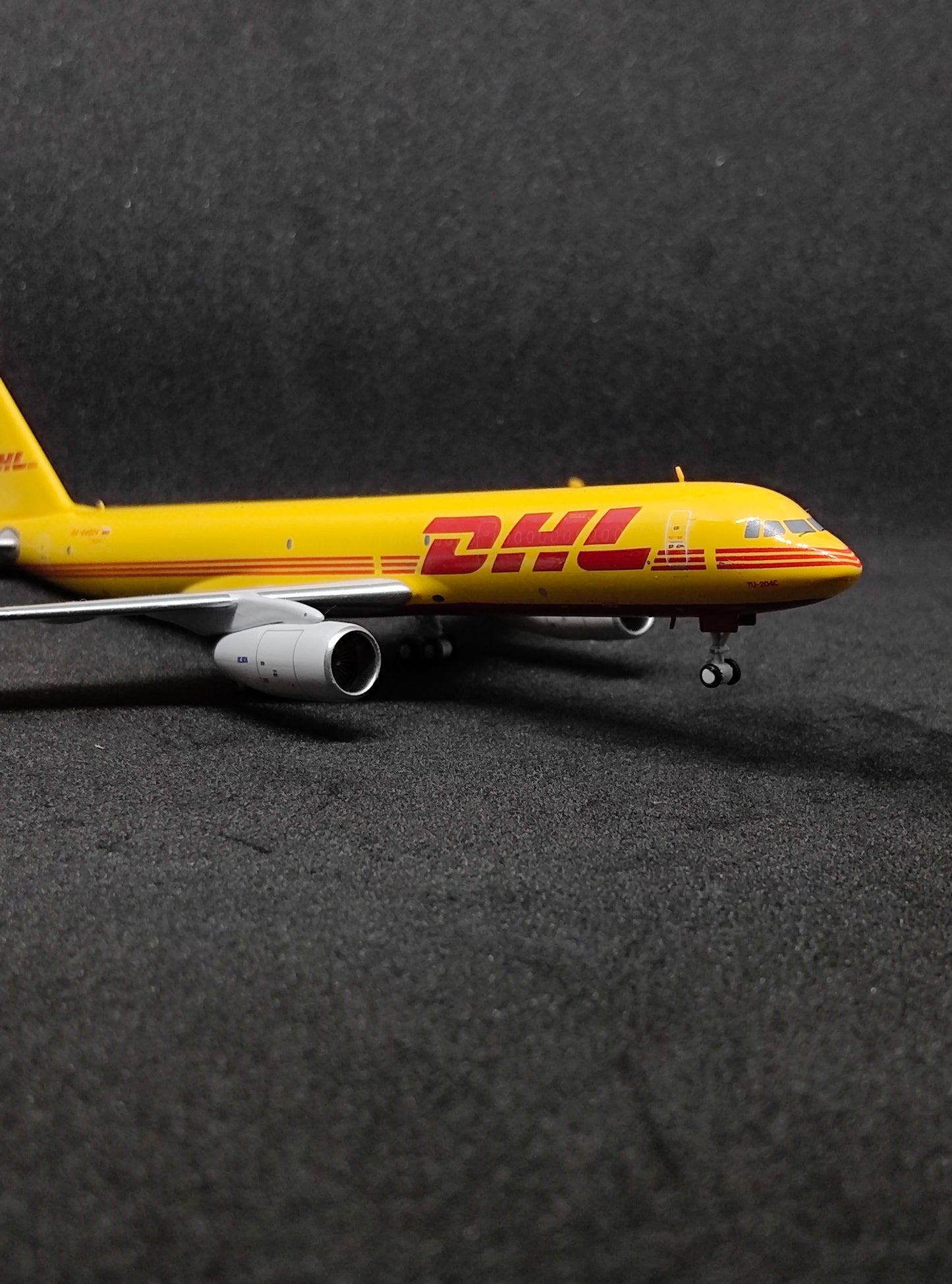DHL Tuplov TU-204-100 RA-64024 1/400 Diecast Scale Model PandaModel
