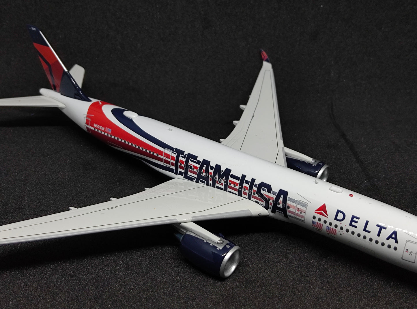 Delta Airlines (Team USA livery) Airbus A350-900 N521DN 1/400 Diecast Scale Model Aviation400 Detachable Landing Gear