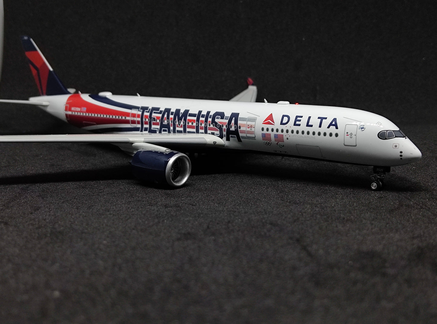 Delta Airlines (Team USA livery) Airbus A350-900 N521DN 1/400 Diecast Scale Model Aviation400 Detachable Landing Gear