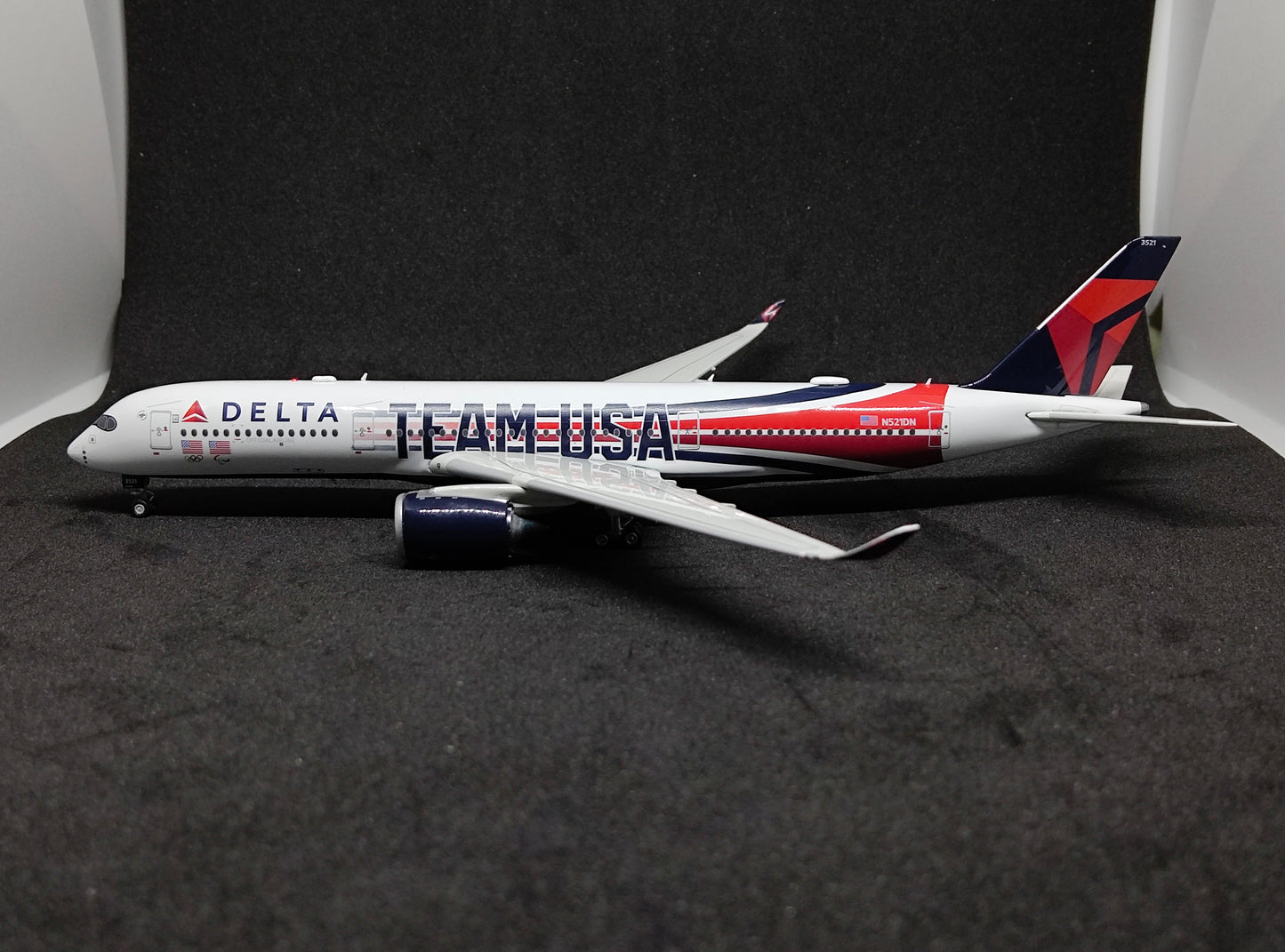 Delta Airlines (Team USA livery) Airbus A350-900 N521DN 1/400 Diecast Scale Model Aviation400 Detachable Landing Gear
